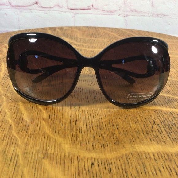 Black and Silver Accent Frame Oversized Sunglasses - Picture 5 of 5